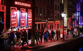 CDA pleit voor sluiting van ramen op de Wallen om tien uur ’s avonds: ‘Alleen op afspraak’