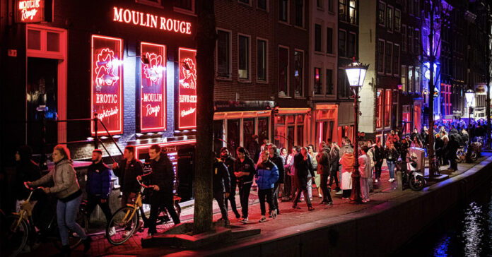 CDA pleit voor sluiting van ramen op de Wallen om